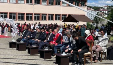 Araç'ta mezuniyet coşkusu: Öğrenciler diplomalarını aldı
