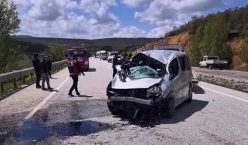 Bariyerlere çarpan araçta can pazarı: 6 kişi yaralandı