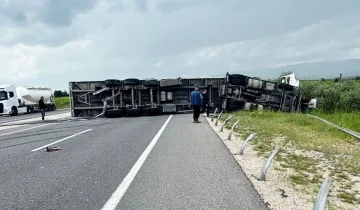 Devrilen tır trafiği kilitledi: Sürücü yaralı kurtuldu