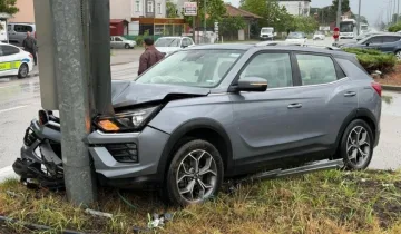 Düğün yolunda korkutan kaza: Cip kavşakta otomobile çarptı