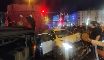 Facia gibi kaza! Tır iki otomobili ezdi: 5 ölü, 6 yaralı