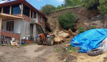 Facianın eşiğinden dönüldü: Kaya parçaları ev ve traktörün üzerine düştü