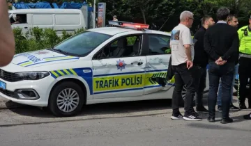 Faciaya ramak kaldı: Yük treni polis aracına çarptı
