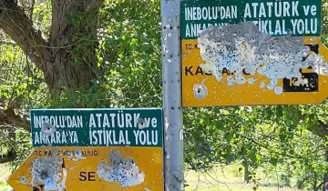 İstiklal Yolu’nda üzücü görüntü! Tabela tahrip edildi