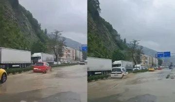 Kastamonu’da cadde yine sular altında: Sürücüler zor anlar yaşadı