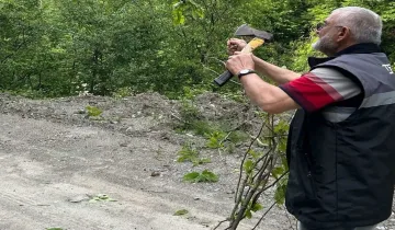Kastamonu’da heyelan sonrası kapanan köy yolu vatandaşın çabasıyla açıldı