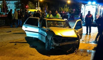 Kastamonu’da korkunç kaza: otomobil elektrik direğine çarptı, 4 yaralı