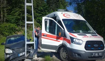 Kastamonu’da otomobil direğe çarptı: Yaralılar var