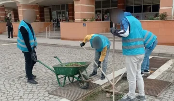 Kastamonu’da yükümlüler Adalet Sarayı çevresini temizledi