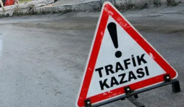 Kavşakta büyük tehlike: İki araç birbirine girdi