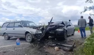 Kavşakta can pazarı! İki otomobil hurdaya döndü