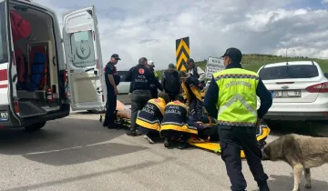 Kavşakta feci çarpışma! İki otomobil birbirine girdi