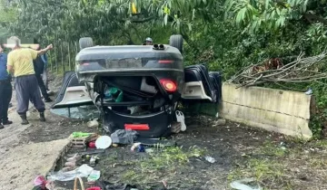 Kediye çarpmamak için manevra yaptı: Otomobil plaj kenarına uçtu, 4 yaralı