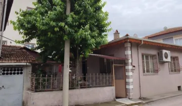 Kiraz ağacına çıktı, demir korkuluklara düşerek öldü