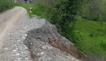 Komşuda korkutan anlar: Yağmurla birlikte yol yine çöktü