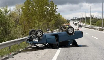 Korkutan kaza: Bariyerlere çarpan otomobile bir araç daha çarptı, 1 yaralı