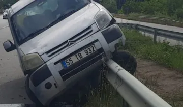 Otomobil bariyerlere çarptı: 4 kişi yaralandı