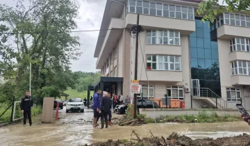 Sağanak sonrası korku dolu anlar! Hastalar ve personel mahsur kaldı