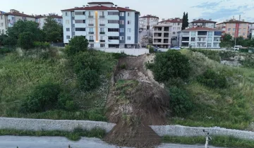 Sağanak yağış sonrası heyelan: Mahallede panik yaşandı