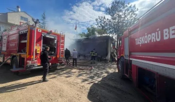 Taşköprü’de garaj yangını paniği: İtfaiye ekipleri zamanında yetişti