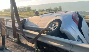 Tosya’da D100’de feci kaza! Araç bariyerlere saplandı