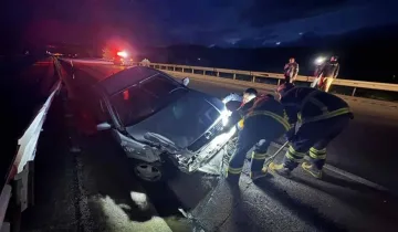 Tosya’da D100’de feci kaza: Otomobil bariyerlere çarptı, 2 yaralı