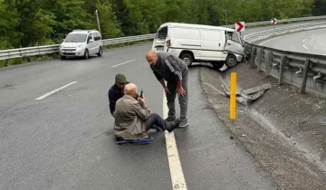 Yağmur kazayı beraberinde getirdi: Sürücü camdan fırladı