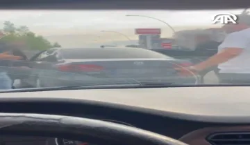 Yol ortasında korku dolu anlar! Sürücüyü darp ettiler