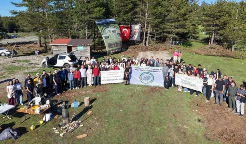 Araç yaylalarında 19 Mayıs coşkusu: Gençlerden ay yıldız koreografisi