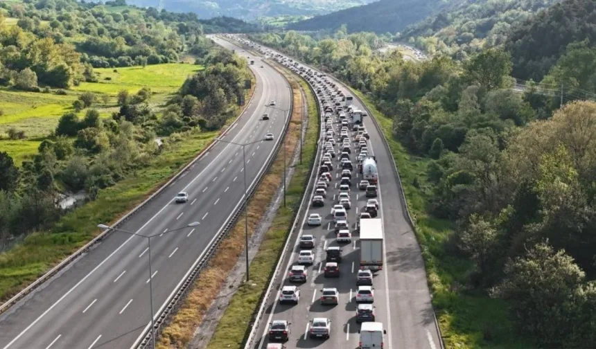 Bayram dönüşü yollar kilitlendi: Bolu’da kilometrelerce kuyruk oluştu