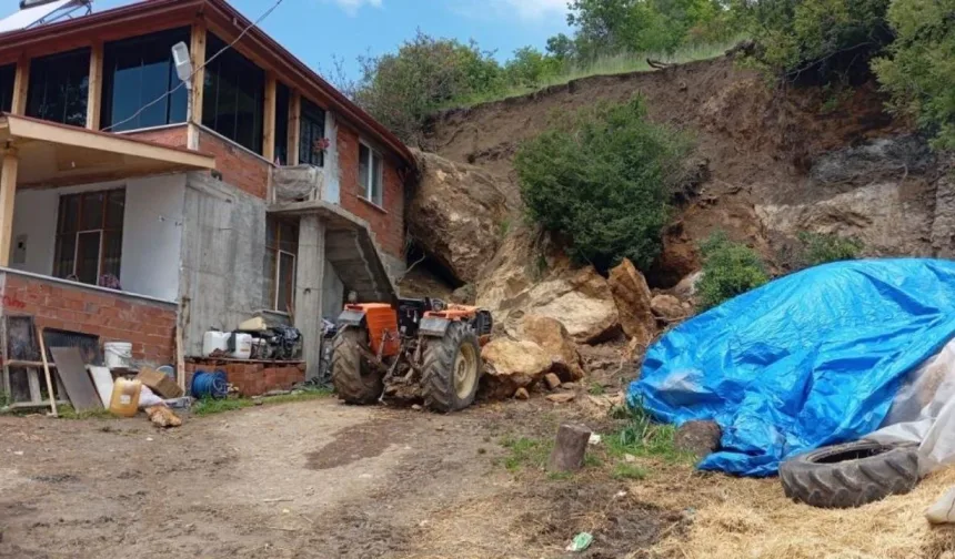 Facianın eşiğinden dönüldü: Kaya parçaları ev ve traktörün üzerine düştü