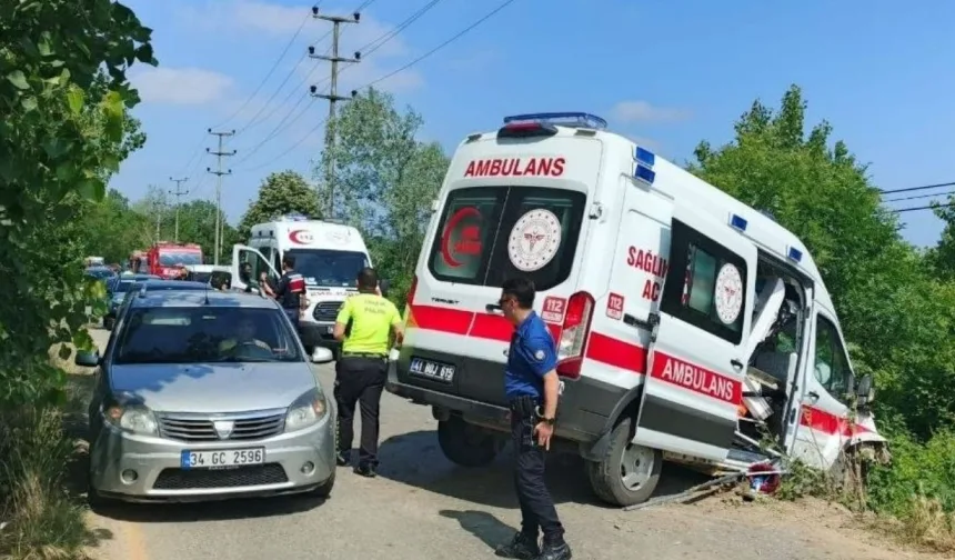 Hasta taşıyan ambulans yoldan çıktı, faciadan kıl payı dönüldü