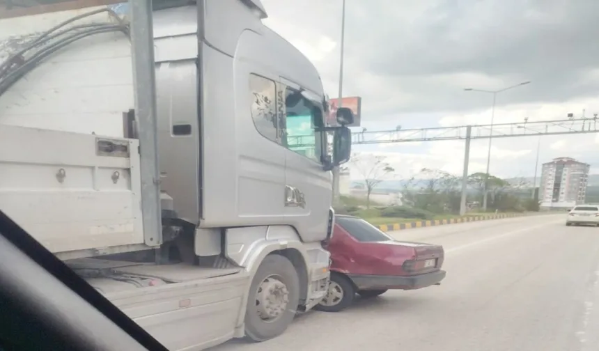 Kastamonu'da faciadan dönüldü: Tır ile otomobil çarpıştı!