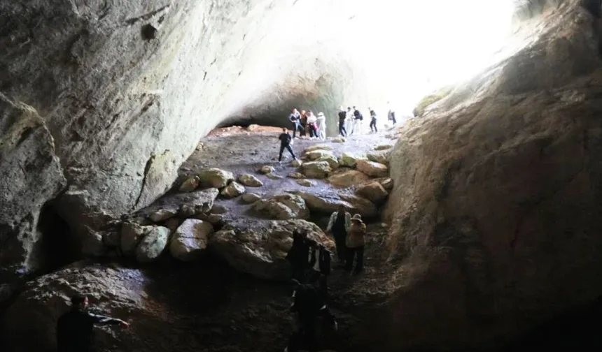 Kastamonu'da üniversiteli gençler İntaş Mağarasına girdi