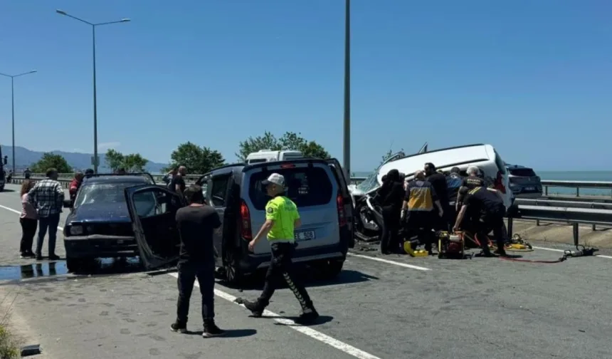 Katliam gibi kaza: Ters yönden gelen araç 2 can aldı, 3 kişi yaralandı