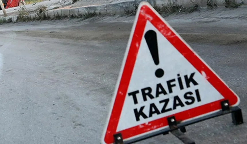 Kavşakta büyük tehlike: İki araç birbirine girdi