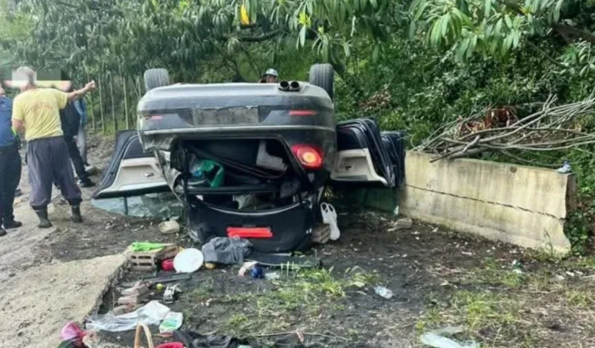 Kediye çarpmamak için manevra yaptı: Otomobil plaj kenarına uçtu, 4 yaralı