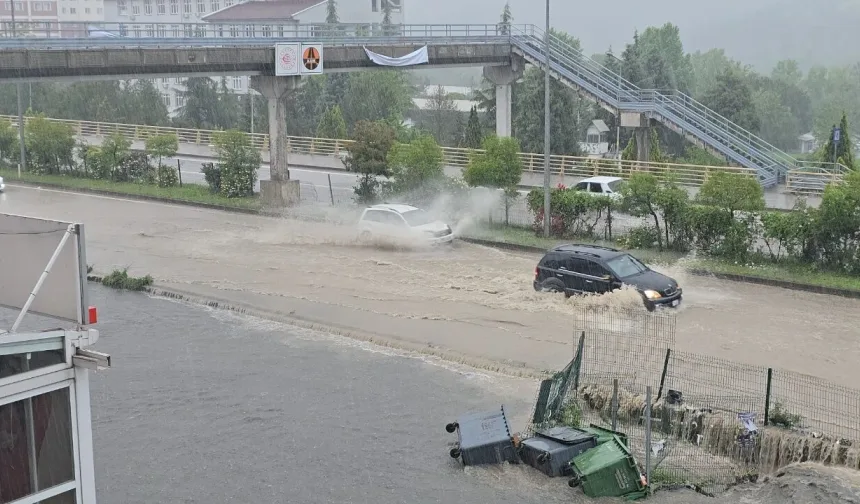 Komşuda sağanak kabusu: Yollar göle döndü