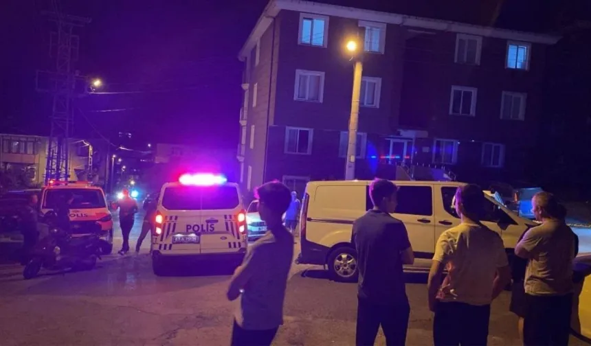 Motosikletle geldi, kurşun yağdırdı: Polis kasklı saldırganın peşinde