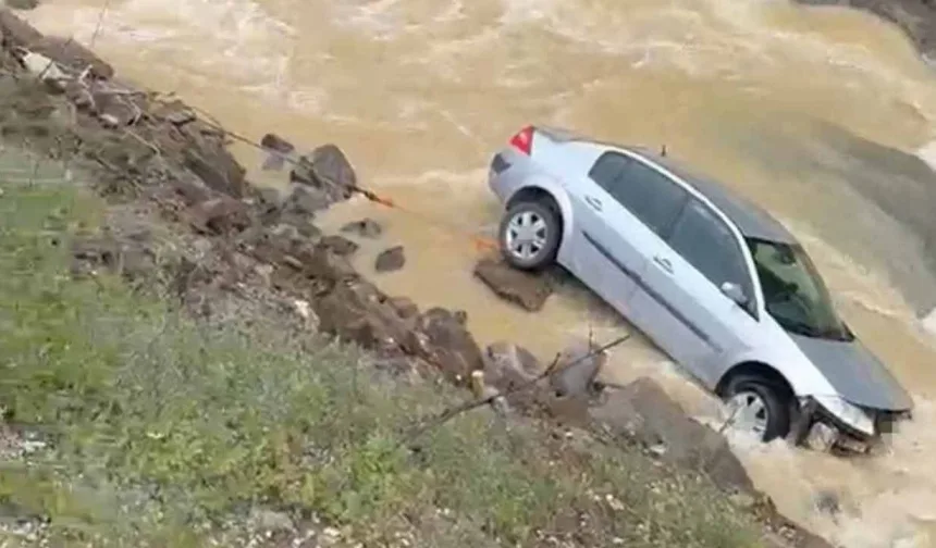Otomobil dereye uçtu: Sürücü ucuz atlattı