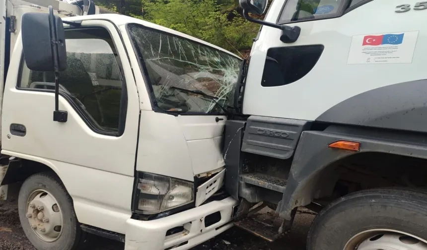 Son dakika: Kastamonu'da çöp kamyonları çarpıştı