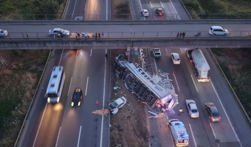 TEM’de feci kaza: Tır ile otomobil refüje savruldu, 6 kişi yaralandı