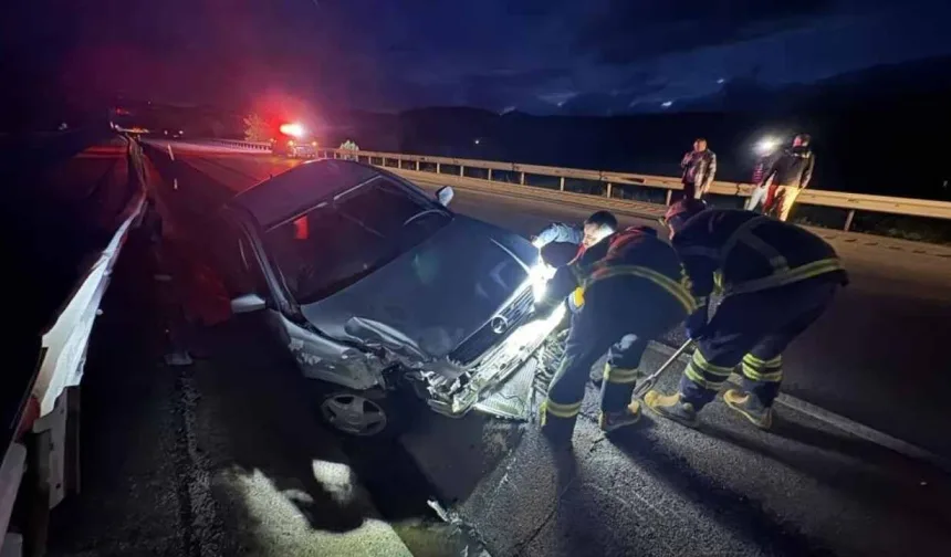 Tosya’da D100’de feci kaza: Otomobil bariyerlere çarptı, 2 yaralı