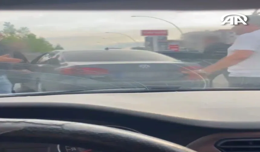 Yol ortasında korku dolu anlar! Sürücüyü darp ettiler