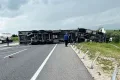 Devrilen tır trafiği kilitledi: Sürücü yaralı kurtuldu