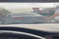 Yol ortasında korku dolu anlar! Sürücüyü darp ettiler